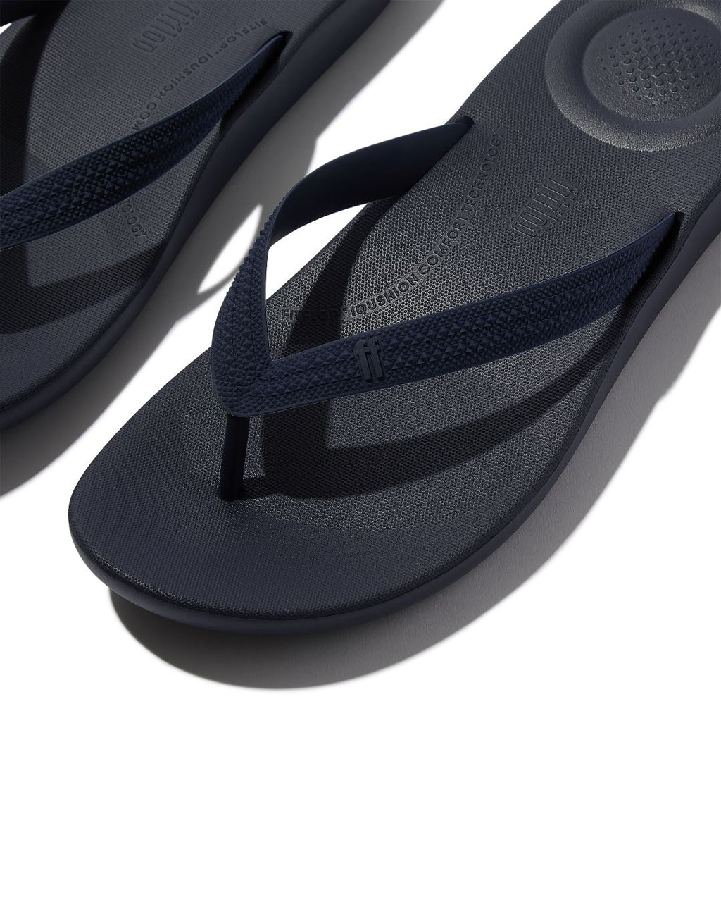 iQUSHION MENS TEXTURED-STRAP FLIP-FLOPS