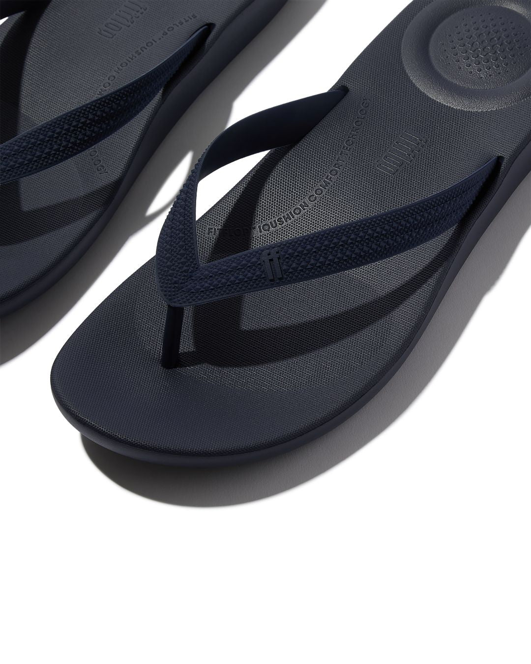 iQUSHION MENS TEXTURED-STRAP FLIP-FLOPS