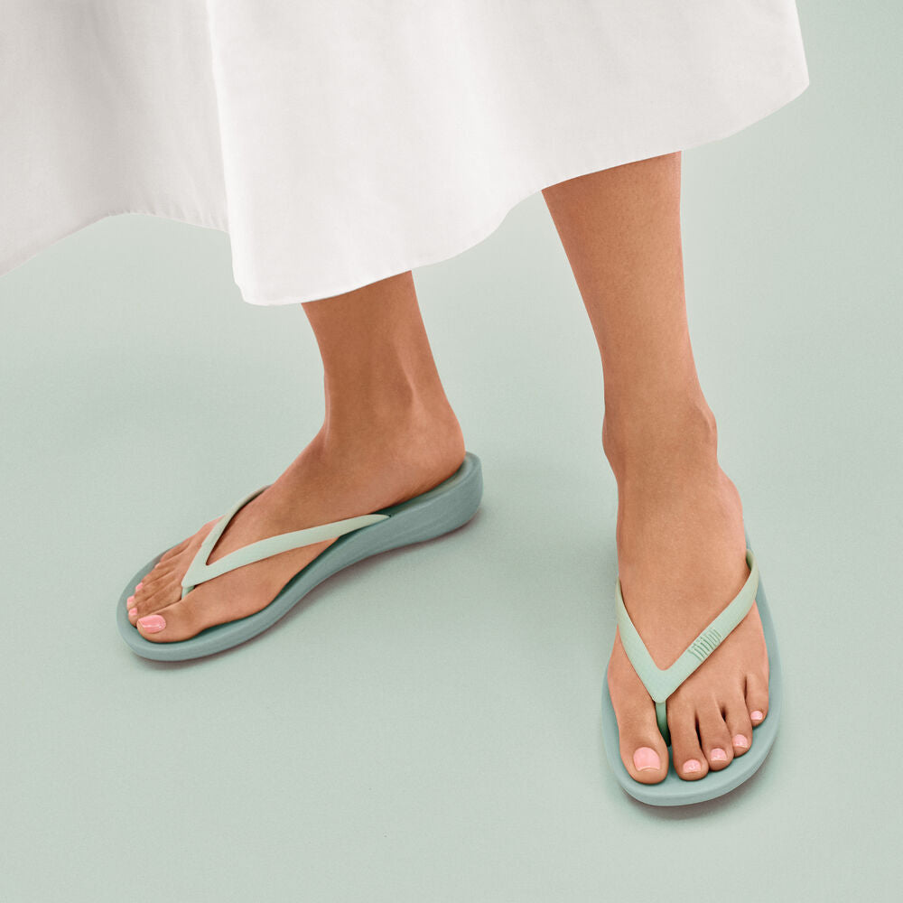 FITFLOP X PANTONE IQUSHION SOLID FLIP-FLOPS