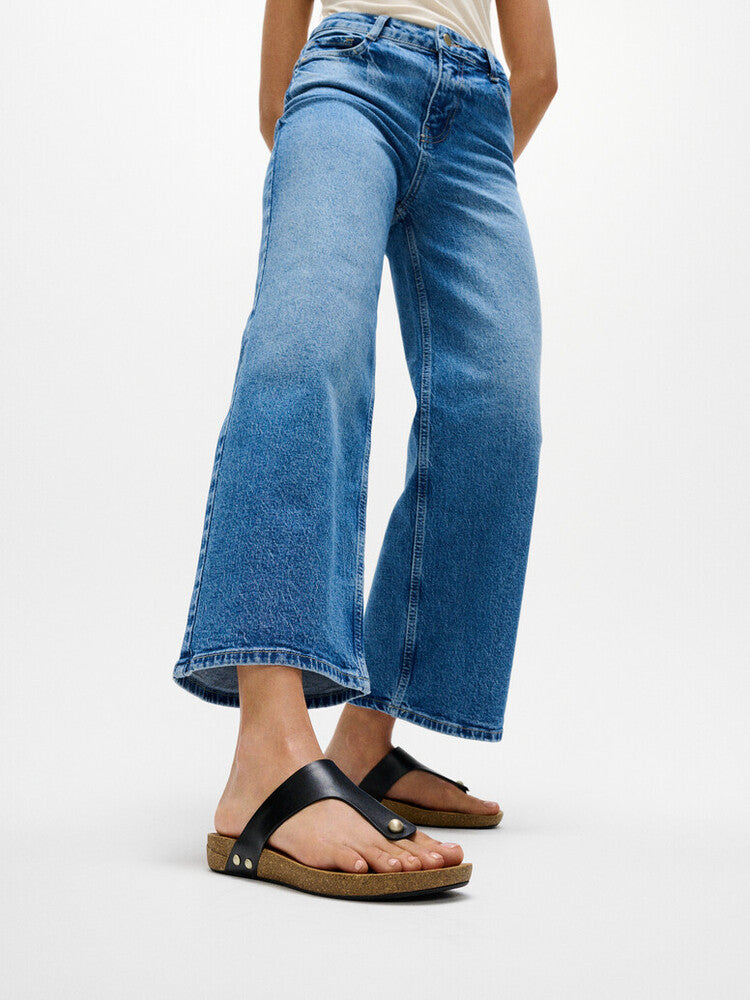 iQUSHION LEATHER TOE-POST SANDALS