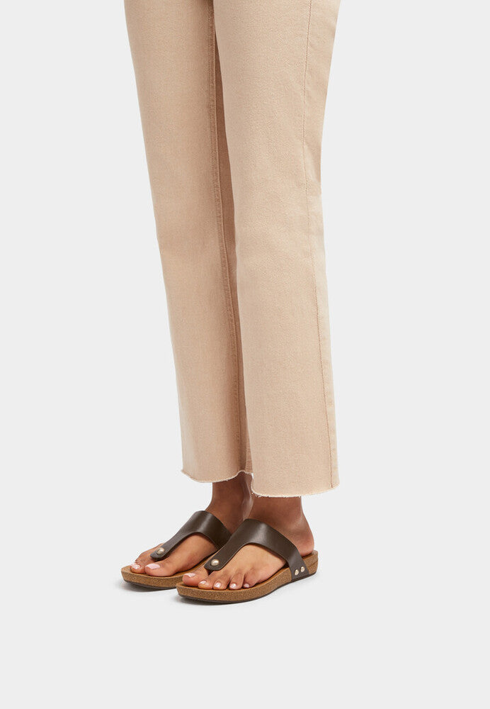 iQUSHION LEATHER TOE-POST SANDALS