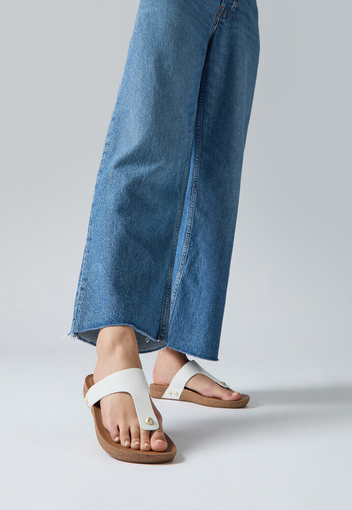 iQUSHION LEATHER TOE-POST SANDALS